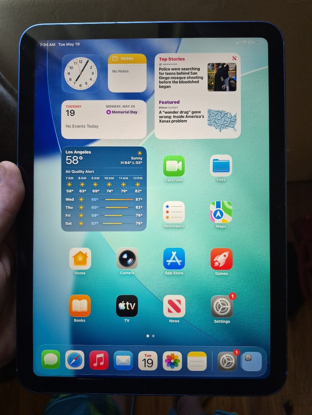 Apple iPad Mini in Blue - Compact High-Resolution Tablet